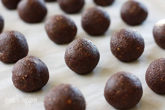 These No-Bake Fudge Snow Balls are made with dates, almonds and cocoa powder, no oil or butter, and no baking required!