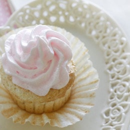 OK folks, hope you are all enjoying your Cinco De Mayo recipes, but I have not forgotten that Mother's Day in only a few short days. Why not make your Mom the sweetest, light and airy angel foods cupcake you'll ever taste!