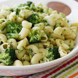 The Easiest Pasta and Broccoli Recipe that my whole family loves, including my kids. Only 5 ingredients and one pot, ready in under 15 minutes!