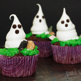 Cute little Halloween meringue ghosts made of sugar and egg whites, with mini chocolate chips for the eyes. Sweet, delicate and melt in your mouth, the flavors are reminiscent of a marshmallow.