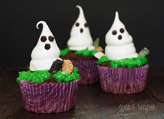 Cute little Halloween meringue ghosts made of sugar and egg whites, with mini chocolate chips for the eyes. Sweet, delicate and melt in your mouth, the flavors are reminiscent of a marshmallow.