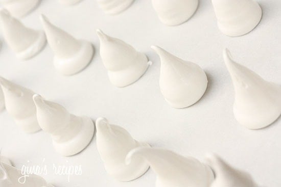 Cute little Halloween meringue ghosts made of sugar and egg whites, with mini chocolate chips for the eyes. Sweet, delicate and melt in your mouth, the flavors are reminiscent of a marshmallow.