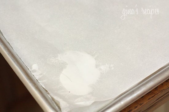 Cute little Halloween meringue ghosts made of sugar and egg whites, with mini chocolate chips for the eyes. Sweet, delicate and melt in your mouth, the flavors are reminiscent of a marshmallow.