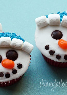 With Christmas just around the corner, these adorable holiday vanilla snowman cupcakes are low fat, easy to make and they are a hit with the kids! 