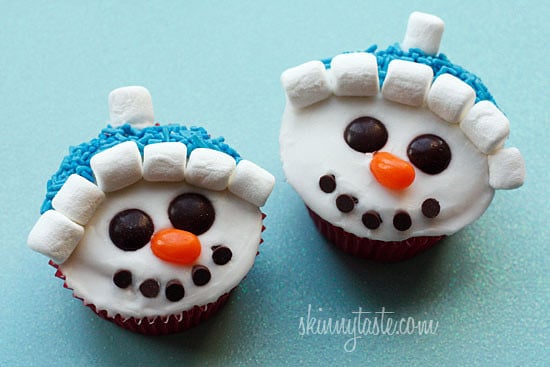 With Christmas just around the corner, these adorable holiday vanilla snowman cupcakes are low fat, easy to make and they are a hit with the kids! 