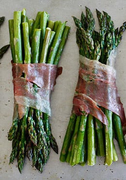 Nothing says Spring like the sweet taste of asparagus! Roasted prosciutto wrapped asparagus bundles that is, for a simple yet elegant side dish, perfect for Easter.