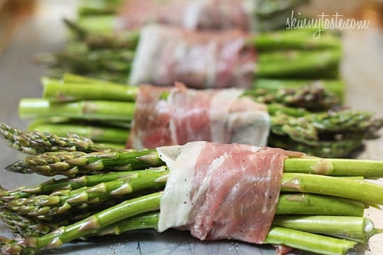 Nothing says Spring like the sweet taste of asparagus! Roasted prosciutto wrapped asparagus bundles that is, for a simple yet elegant side dish, perfect for Easter.