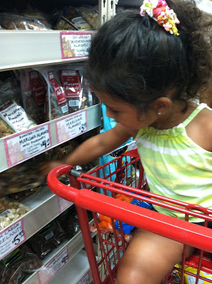 Hey Moms and Dads, I have been coming up with creative ways to make kids lunch healthy, fun and delicious and came across this easy trail mix recipe.