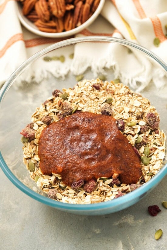 Homemade pumpkin granola with pumpkin, oats, quinoa and flax seed. It's sweetened with maple syrup, has the perfect amount of pumpkin spice! Pumpkin, spices and oats