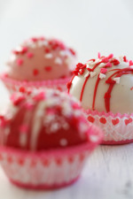 Happy Valentine's Day! My daughter is having a Valentine's Day party in school today, so I just wanted to share these cake pops adapted from my skinny cake pop recipe I did a few months back to bring to her class.
