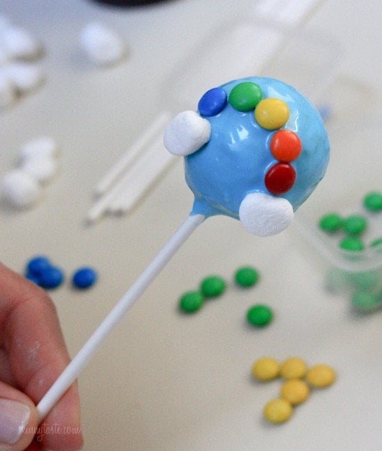 A finished m&m rainbow on the cake pop.