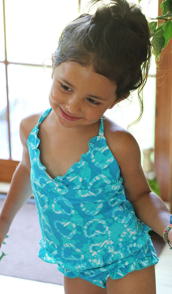 These peaches and cream popsicles made with juicy, ripe peaches, yogurt, almond milk and almond extract make a wonderful treat on a hot summer day like today.