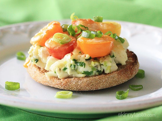 Easy open faced egg and tomato breakfast melts – Sandwiches made on whole wheat English muffin, egg whites and scallions, topped with tomatoes and melted cheese.