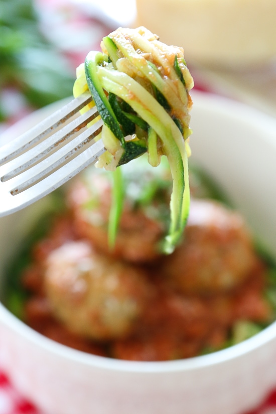 Zucchini noodles and meatballs – when it comes to zucchini noodles, it doesn't get more classic than that! I've been making zucchini noodles long before I got my spiralizer, but now they are so popular you can even buy them pre-cut in the supermarket!