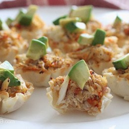 Quick and easy crab and avocado phyllo bites! These bite sized appetizers filled with fresh lump crab meat are the perfect finger food treat to any party.