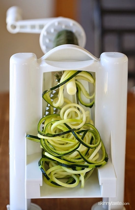 Spicy shrimp with garlic, zucchini noodles (zoodles), tomatoes and a squeeze of lemon – I just inhaled this EASY low-carb, gluten-free, paleo-friendly dish for lunch which took less than 20 minutes to make, start to finish and it was DELICIOUS!