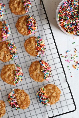 These White chocolate dipped lace oatmeal cookies are to die for ! They're light on calories and perfect for any festive occasion!