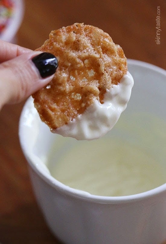 These White chocolate dipped lace oatmeal cookies are to die for ! They're light on calories and perfect for any festive occasion!