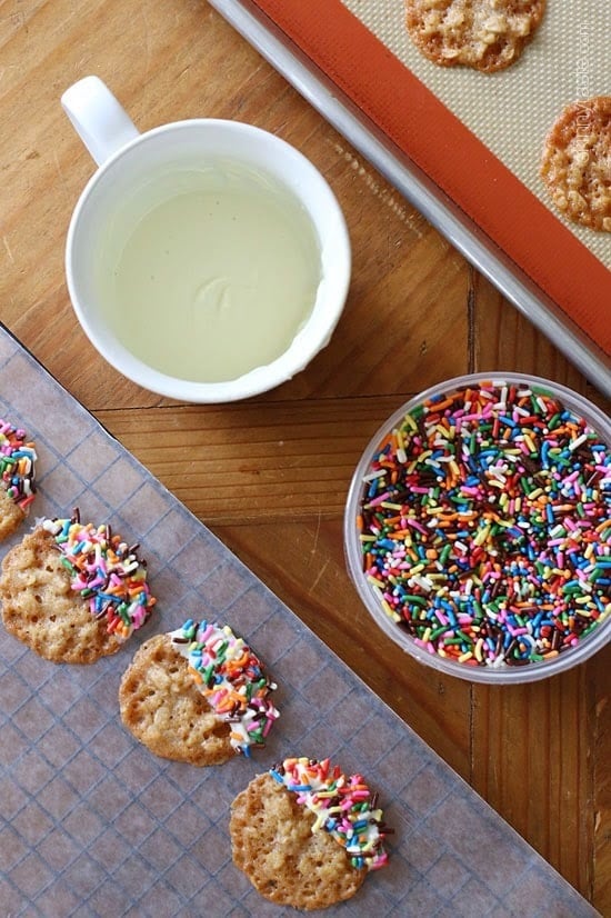 These White chocolate dipped lace oatmeal cookies are to die for ! They're light on calories and perfect for any festive occasion!