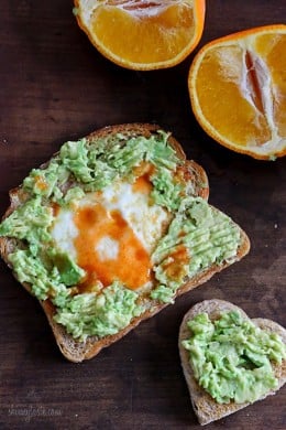 The perfect 5 minute breakfast to make the one you love! Whole grain toast with mashed avocado, eggs over easy and a few dashes of hot sauce – 5 ingredients, 5 minutes to make, doesn't get better than that!