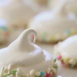 Melt-in-your-mouth meringues dipped in creamy white chocolate and sprinkles, is there anything sweeter?
