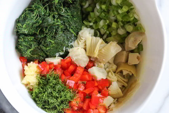 Eggs, spinach, artichokes and Feta cheese – a healthy breakfast casserole bake, perfect to feed a crowd. If you have family staying over for the holidays, this couldn't be easier.