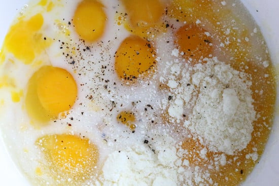 Eggs, spinach, artichokes and Feta cheese – a healthy breakfast casserole bake, perfect to feed a crowd. If you have family staying over for the holidays, this couldn't be easier.