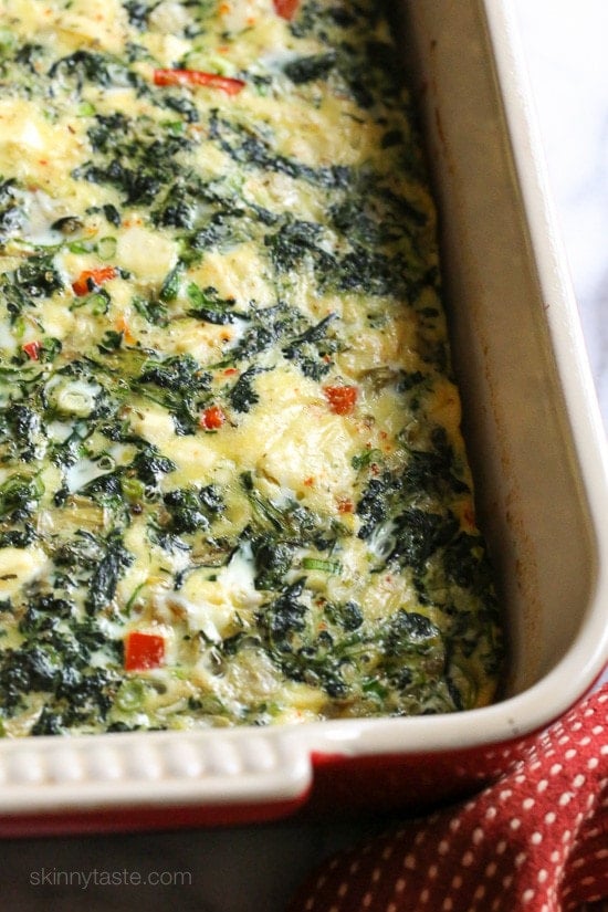 Eggs, spinach, artichokes and Feta cheese – a healthy breakfast casserole, perfect to feed a crowd or to make ahead for meal prep to heat up for the week.