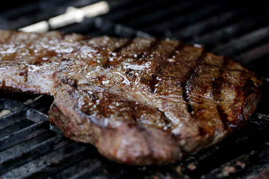 Grilled sirloin steak "flaco" tacos use lettuce wraps instead of tortillas! The steak is seasoned with cumin and spices, then grilled and sliced thin, along with guacamole and pico de gallo – low-carb and super delicious!