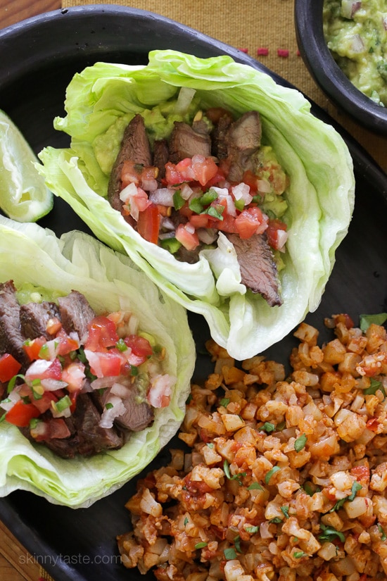 Grilled sirloin steak "flaco" tacos uses lettuce instead of tortillas! The steak is seasoned with cumin and spices, then grilled and sliced thin, along with guacamole and pico de gallo – low-carb and super delicious!