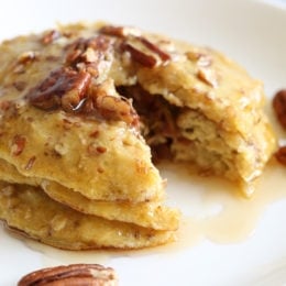 EASY, healthy flourless pancakes, made with only FOUR ingredients, nuts, ripe bananas and oats, plus a whole egg for a powerhouse of nutrition all in a quick breakfast! A perfect way to use up those ripe bananas.