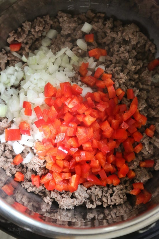 Hearty, filling, and ready in an hour, this is truly the best chili recipe! Made with beans, beef, and a blend of spices. Ground beef in an instant pot topped with onions and peppers