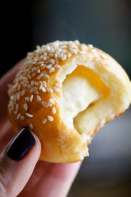 Easy, homemade, mini stuffed bagel balls filled with cream cheese! This copycat Bantam Bagels recipe is made with no yeast, no boiling, no fancy mixer!
