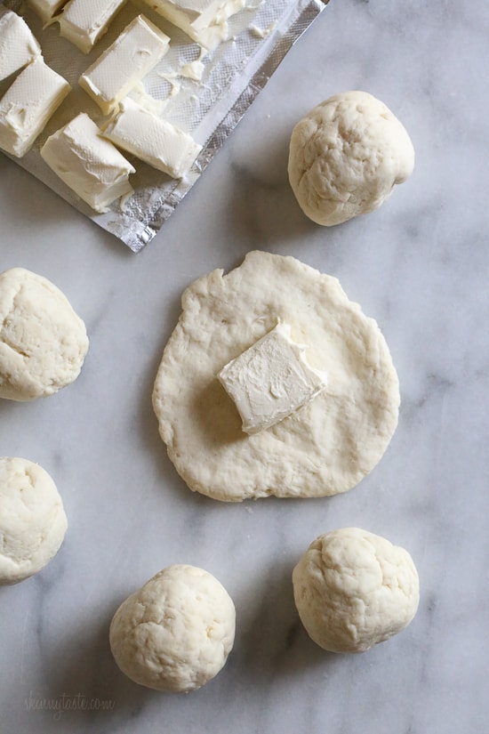 Easy, homemade, mini stuffed bagel balls filled with cream cheese! This copycat Bantam Bagels recipe is made with no yeast, no boiling, no fancy mixer!