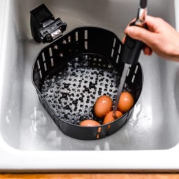 rinsing eggs in air fryer basket
