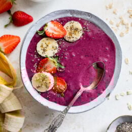 Oatmeal Berry Smoothie Bowl
