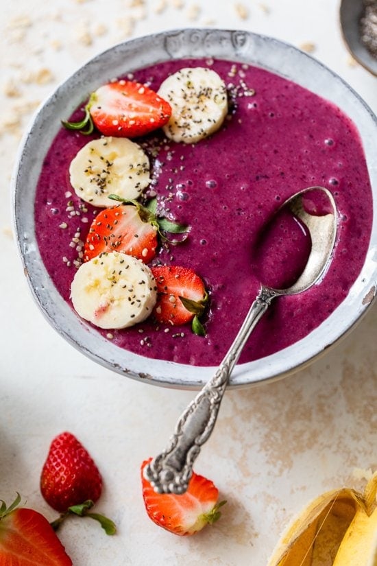 Oatmeal Berry Smoothie Bowl