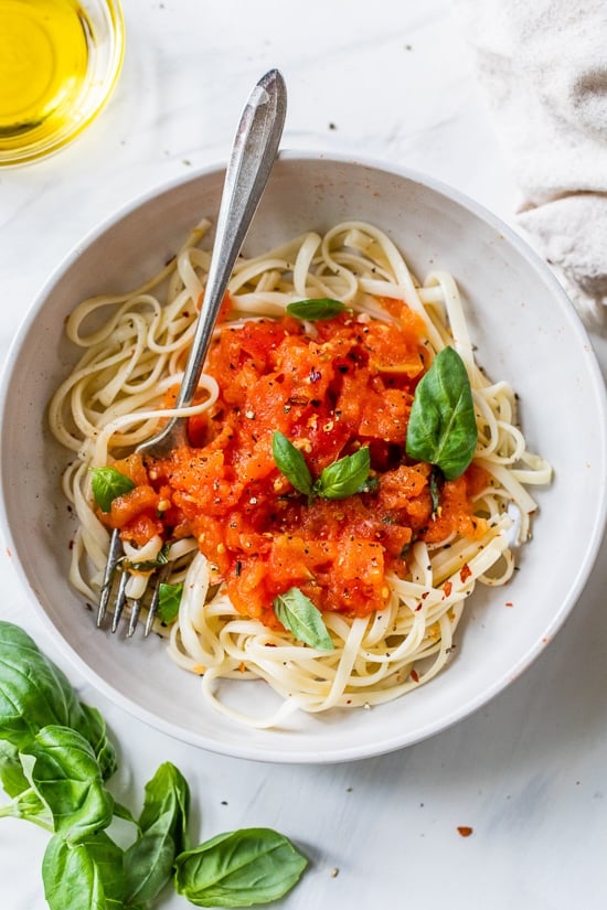 fresh tomato sauce with spaghetti