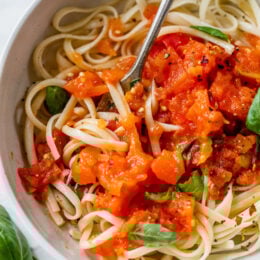 Fresh tomato sauce with pasta