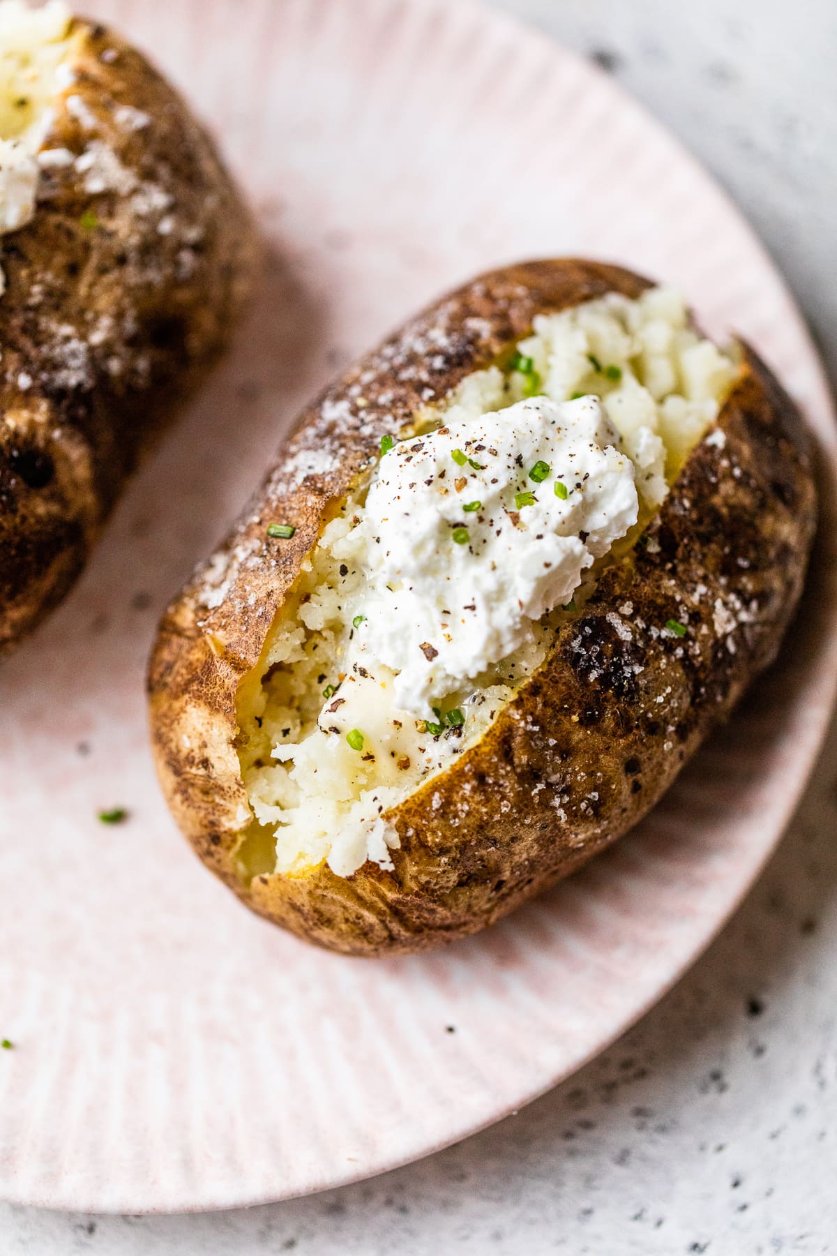 baked potato with sour cream and chives