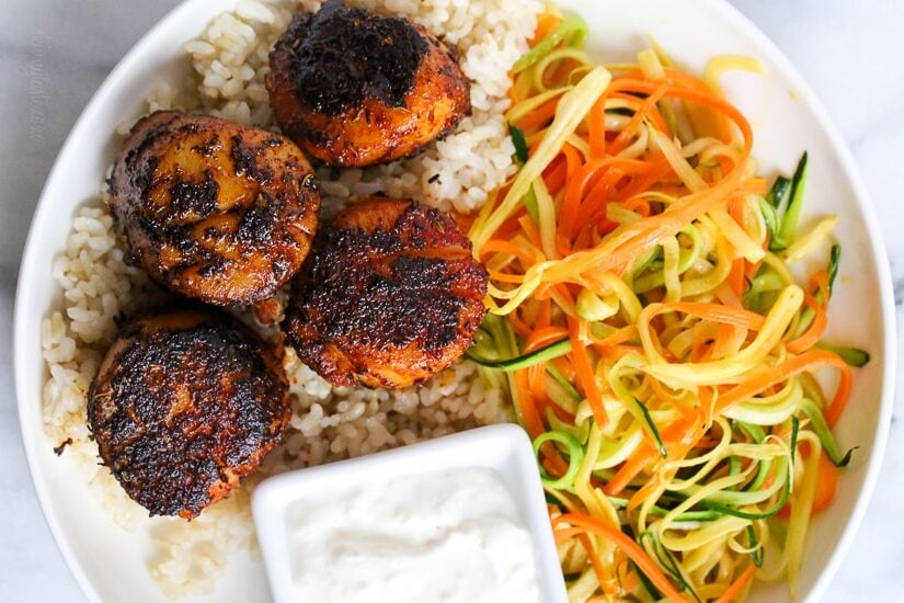 These quick seared Blackened Sea Scallops are coated in a homemade blend of blackened seasoning, then cooked in a cast iron skillet served with a creamy horseradish sauce.