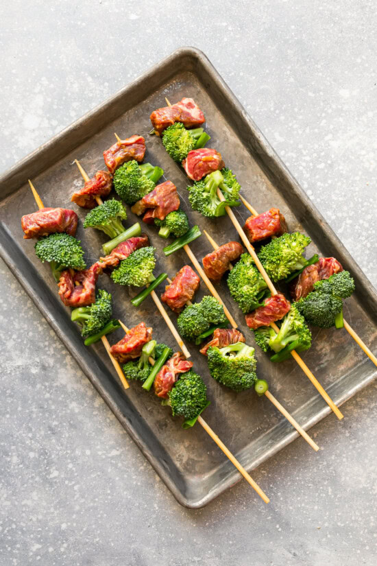 Thread the beef, broccoli and scallions on the skewers.