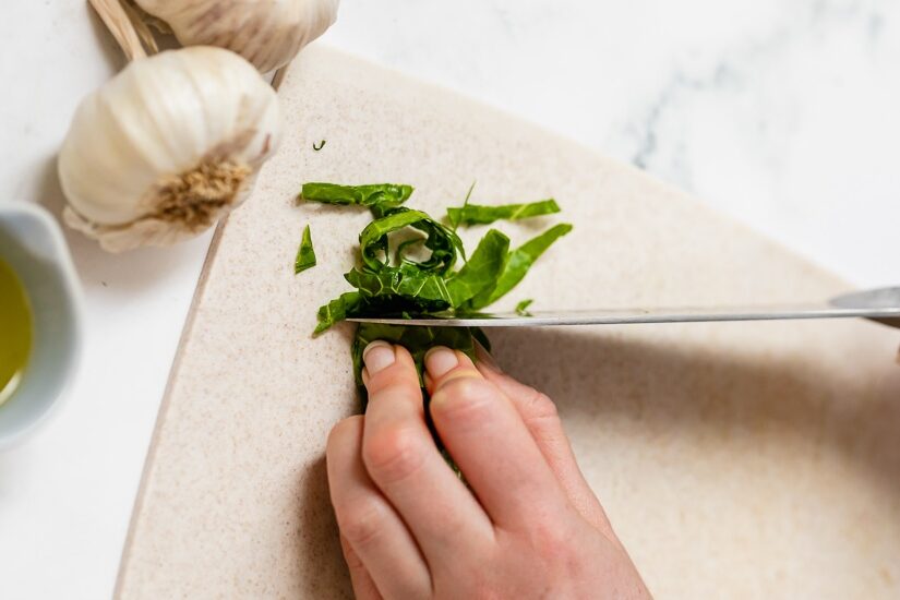 hot to cut collard greens